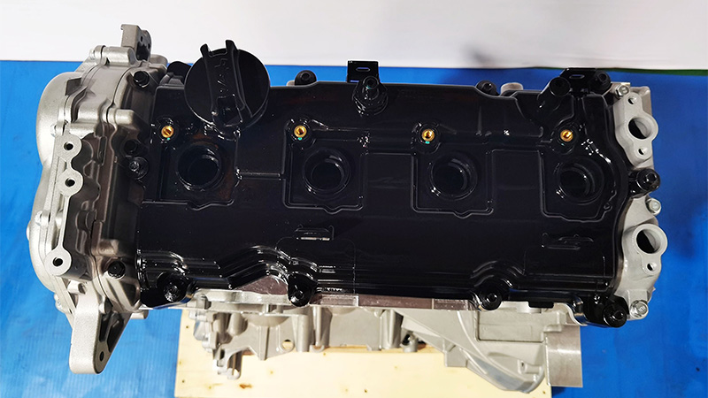 Top view of a Nissan QR25DE Navara bare engine.