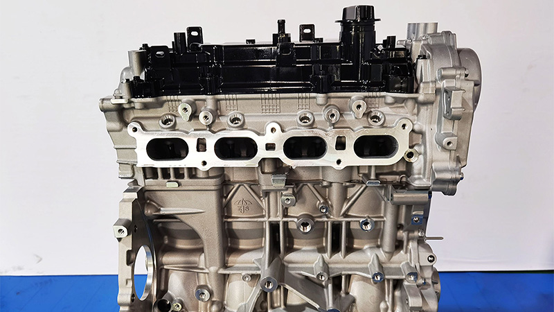 Front view of a QR25DE Navara bare engine.