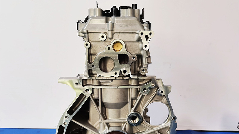 Side view of a Nissan QR25DE Navara bare engine.