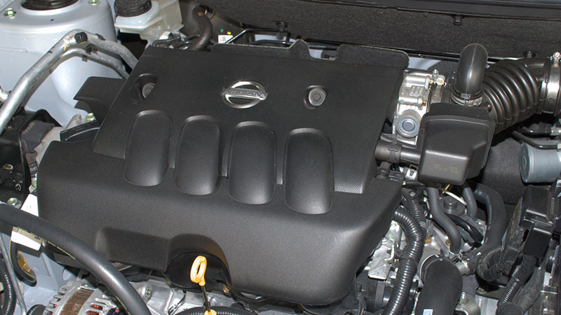 MR20DE engine under the hood of a Nissan Sentra application.