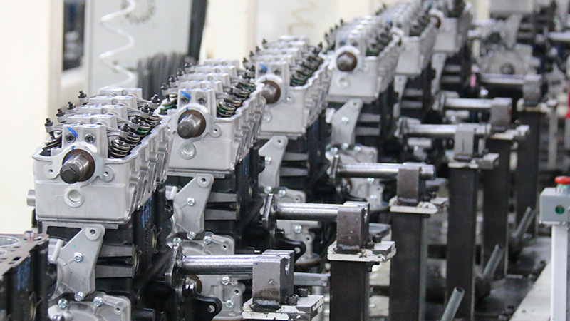 Auto engine assembly line at Woda Auto factory for B2B engine supply.