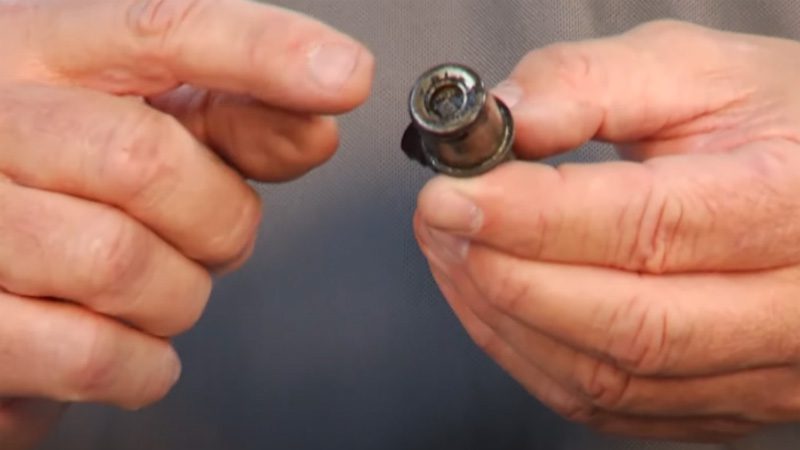 Soupape PCV avec beaucoup de boues.