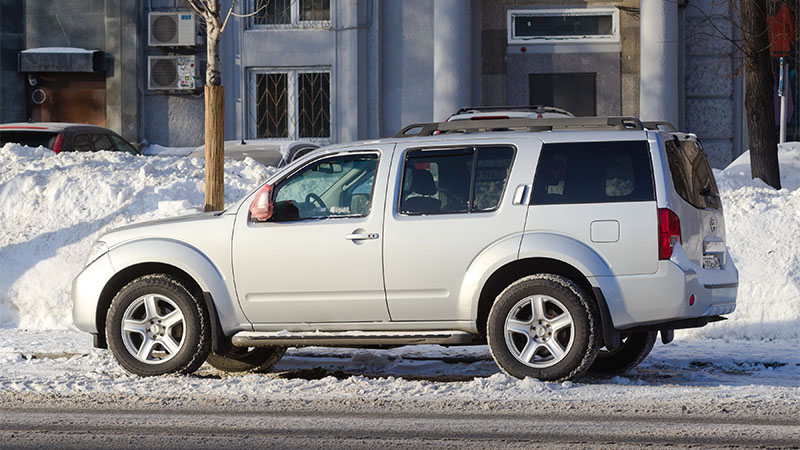 Side view of a Nissan Pathfinder SUV equipped with a YD25 diesel engine.