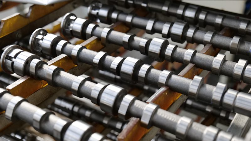 Árbol de levas de alta calidad exhibido en la fábrica de Nanjing Woda Auto Technology Co., Ltd., resaltando la ingeniería de precisión.